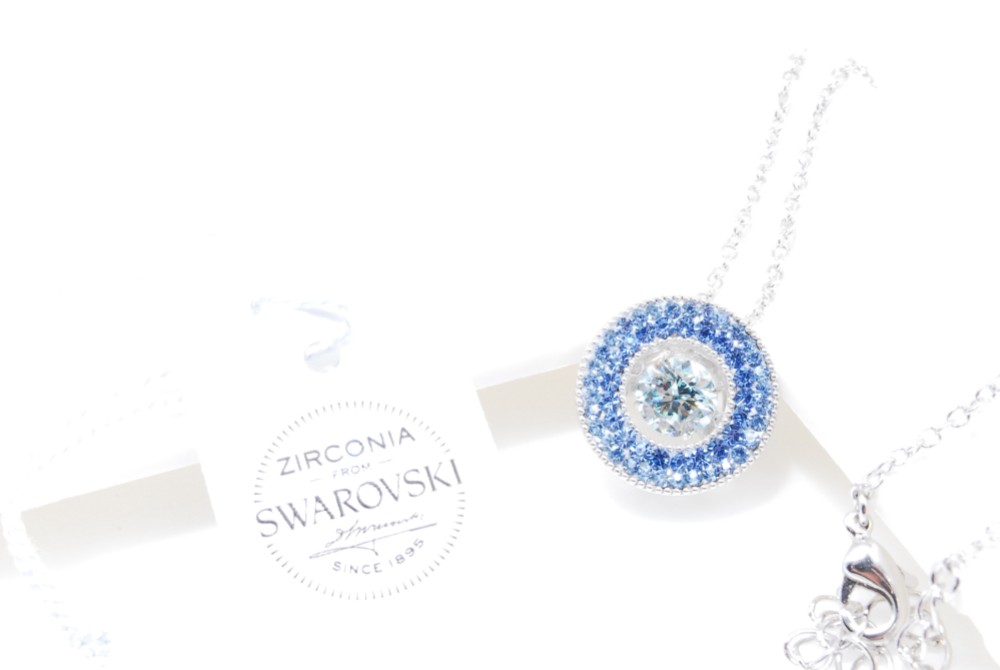 煌めくブルーのダンシングストーンネックレス