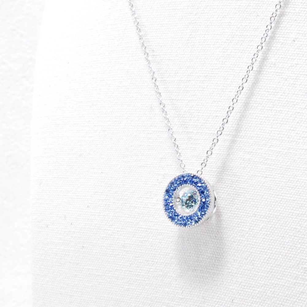 煌めくブルーのダンシングストーンネックレス