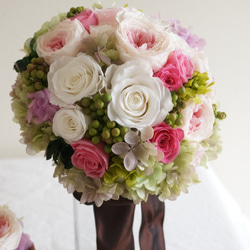 花冠・ブトニアもセットで販売！グリーンの実がかわいい！白×ピンクのウェディングブーケ 3枚目の画像