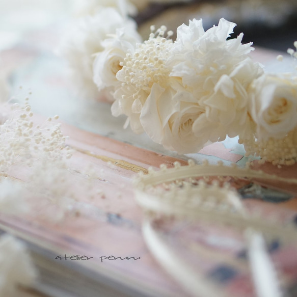 プリザーブドフラワーの白い花冠 2枚目の画像