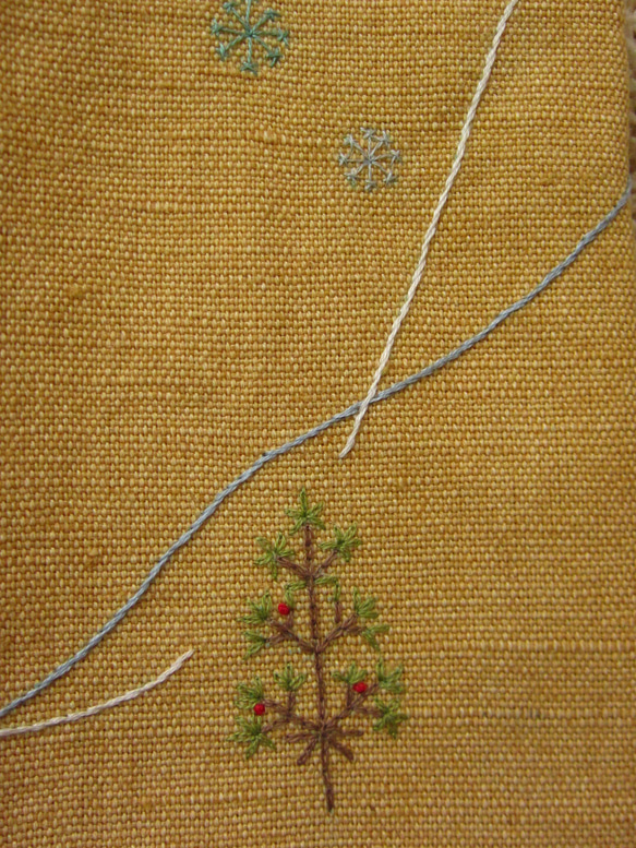 手刺繍・ブックカバー（冬の森） 2枚目の画像