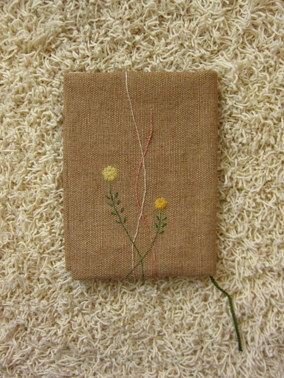手刺繍・ブックカバー(小菊） 2枚目の画像