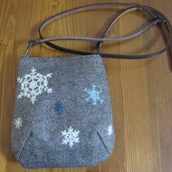 毛糸手刺繍・ポシェット(雪の結晶） 1枚目の画像