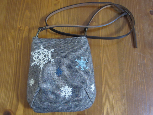 毛糸手刺繍・ポシェット(雪の結晶） 1枚目の画像
