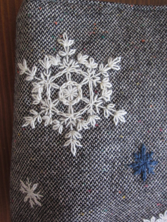 毛糸手刺繍・ポシェット(雪の結晶） 2枚目の画像