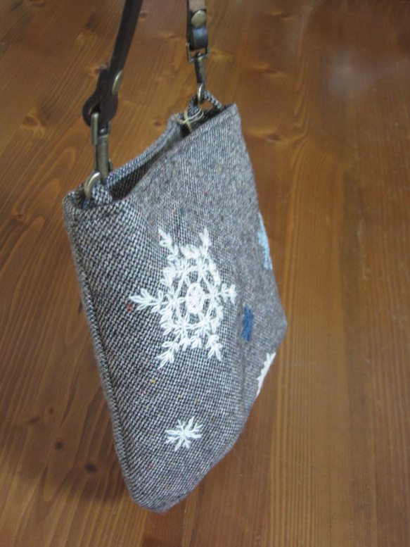 毛糸手刺繍・ポシェット(雪の結晶） 3枚目の画像