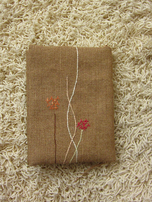 手刺繍・ブックカバー(小花） 4枚目の画像