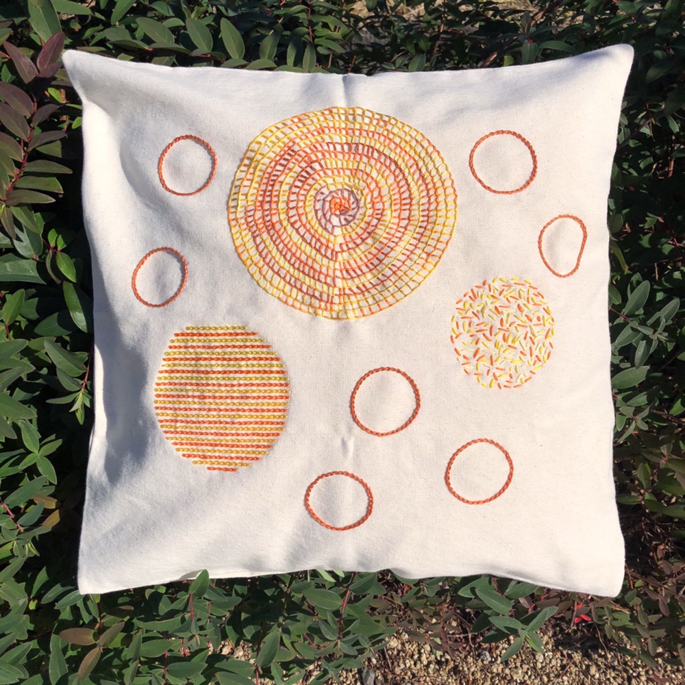 刺繍クッション o