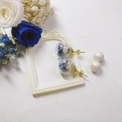 リアマウントツイン青い線と花のブーケガラスドーム日本の真珠のイヤリング 2枚目の画像