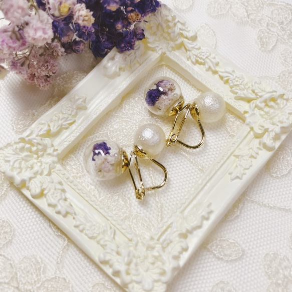 花之穹頂 日本壓紋珍珠綴迷你玻璃花球  後置夾式耳環  藍色系 第3張的照片