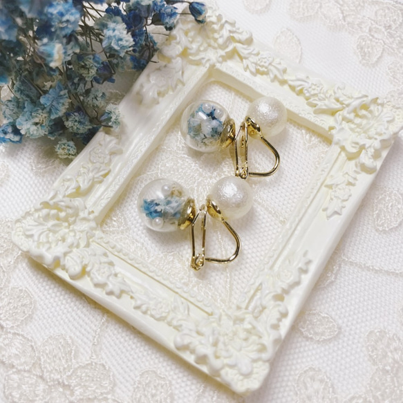 花之穹頂 日本壓紋珍珠綴迷你玻璃花球  後置夾式耳環  藍色系 第1張的照片