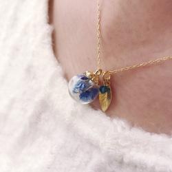 花之穹頂 玻璃花球綴施華洛世奇水晶項鍊   藍色系 第2張的照片