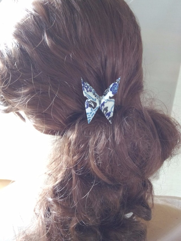 藍染和紙使用　おりがみかんざし髪飾り　白地に藍の蝶 3枚目の画像