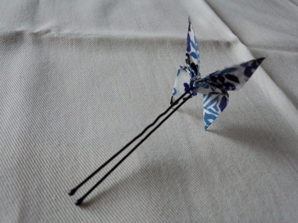 藍染和紙使用　おりがみかんざし髪飾り　白地に藍の蝶 4枚目の画像