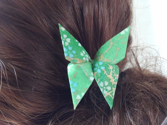 友禅和紙使用　おりがみかんざし　髪飾り　桜柄緑の蝶 1枚目の画像