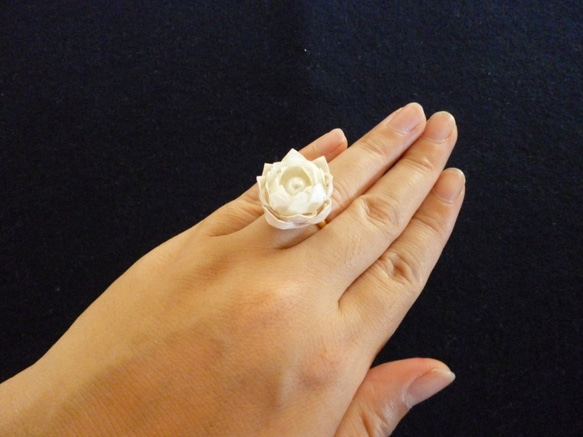 和紙で作った純白のおりがみ花リング/指輪 2枚目の画像
