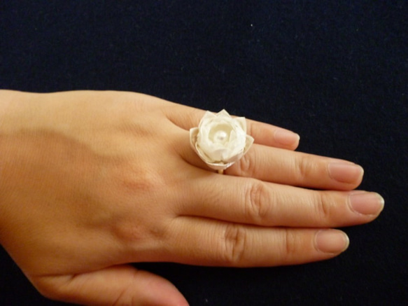 和紙で作った純白のおりがみ花リング/指輪 4枚目の画像