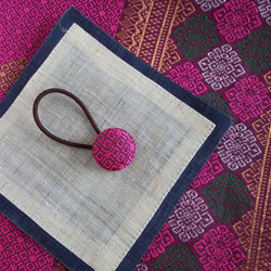 ラオス織物で作ったくるみボタンのヘアゴム 3枚目の画像