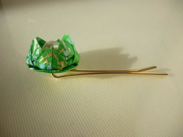 手染友禅和紙使用　おりがみヘアピン　緑のハス 4枚目の画像
