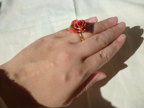 手染め友禅和紙使用　おりがみリング　指輪　赤いバラ 2枚目の画像