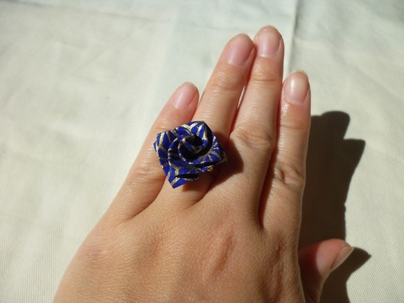 手染め友禅和紙使用　おりがみリング/指輪　青いバラ 4枚目の画像