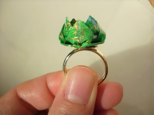 手染め友禅和紙使用　おりがみリング　指輪　緑のハス 2枚目の画像