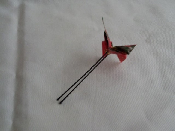 手染友禅和紙使用　おりがみかんざし髪飾り　赤い蝶 5枚目の画像