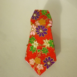 手染め友禅和紙使用　おりがみブローチ　赤い花柄ネクタイ 2枚目の画像