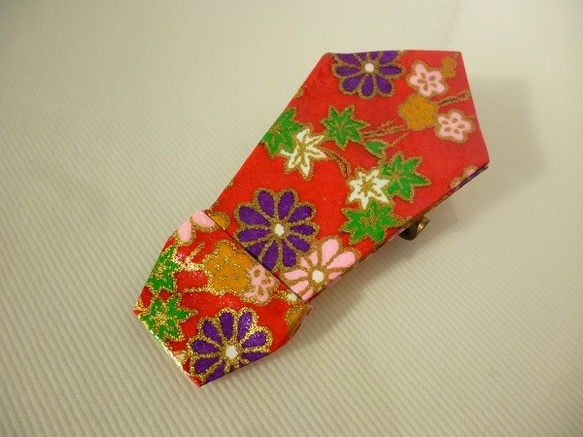 手染め友禅和紙使用　おりがみブローチ　赤い花柄ネクタイ 4枚目の画像