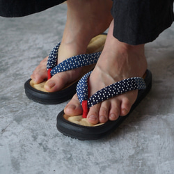 手工編織的涼鞋（女用）/天然竹皮革山形涼鞋/靛藍sashiko編織皮條 第1張的照片