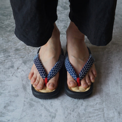 手工編織的涼鞋（女用）/天然竹皮革山形涼鞋/靛藍sashiko編織皮條 第2張的照片