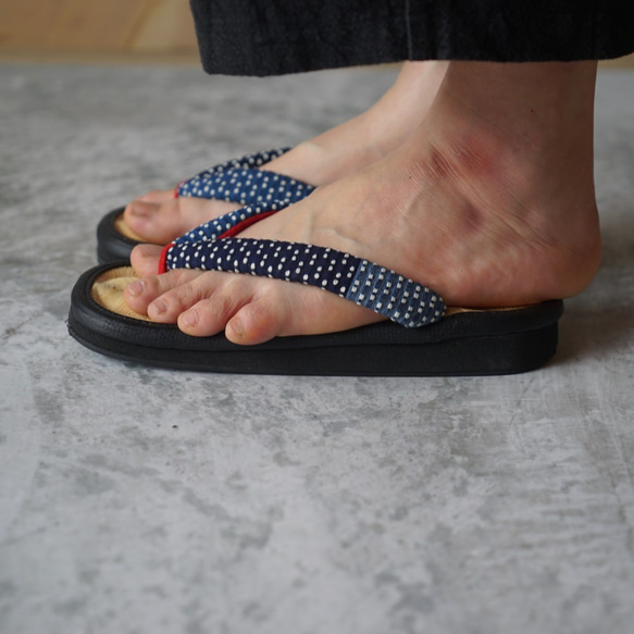 手工編織的涼鞋（女用）/天然竹皮革山形涼鞋/靛藍sashiko編織皮條 第3張的照片