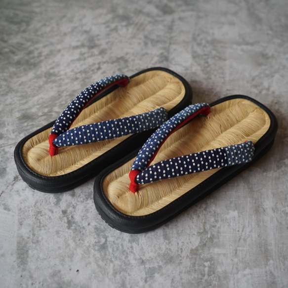 手工編織的涼鞋（女用）/天然竹皮革山形涼鞋/靛藍sashiko編織皮條 第5張的照片