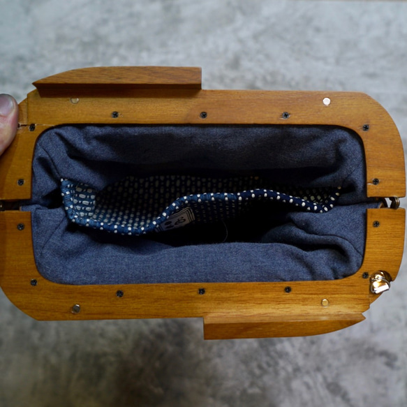 木製 クラッチバッグ/カツオ ストラップ付き/遠州織物 刺し子織藍先染め 6枚目の画像
