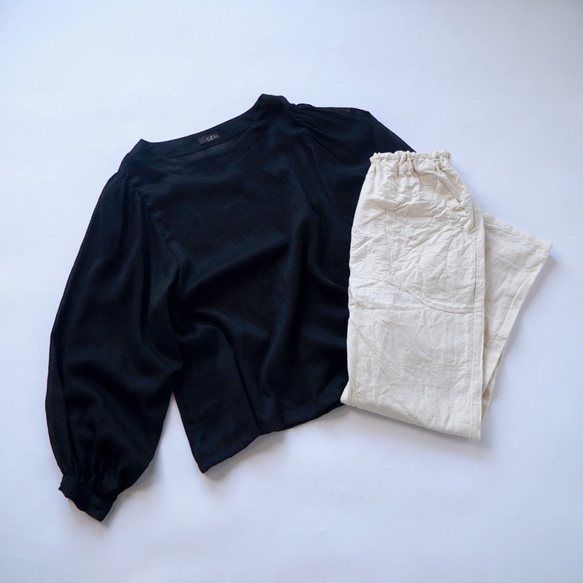 【福袋】燈籠袖上衣/黑色+沙魯埃爾褲/灰白色 第2張的照片