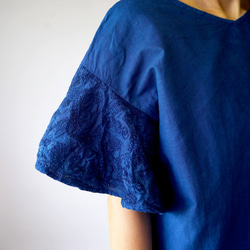 「夏日福袋」刺繡荷葉袖T卹（靛藍）+半麻3/4長氣球褲（條紋） 第4張的照片