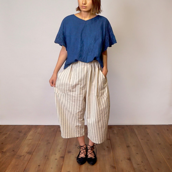 「夏日福袋」刺繡荷葉袖T卹（靛藍）+半麻3/4長氣球褲（條紋） 第6張的照片