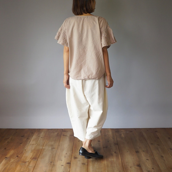 《夏日福袋》刺繡荷葉袖T卹/粉米色+氣球褲 8/4長/米白色 第3張的照片