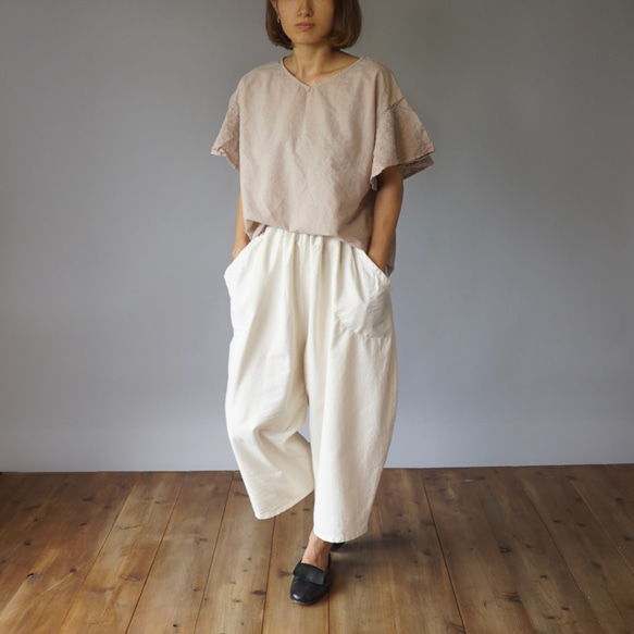 《夏日福袋》刺繡荷葉袖T卹/粉米色+氣球褲 8/4長/米白色 第9張的照片