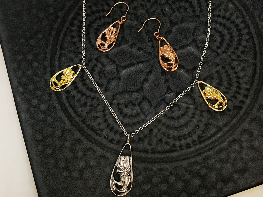 【送料無料】ハンガリーの刺繍モチーフしずく華やかネックレスSV925+YG plated