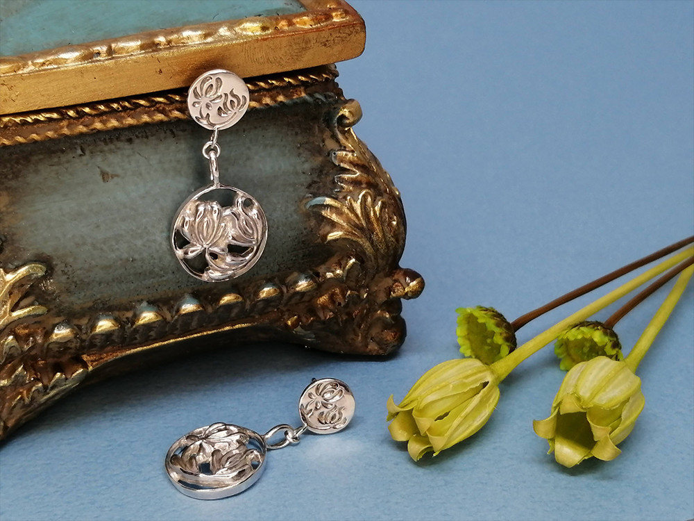 【送料無料】ハンガリーの刺繍モチーフ彫りと透かし大ピアスSV925