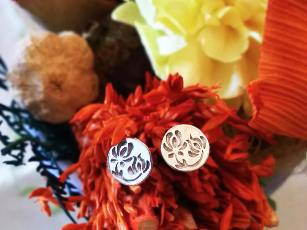 【送料無料】ハンガリーの刺繍モチーフ彫りピアスSV925