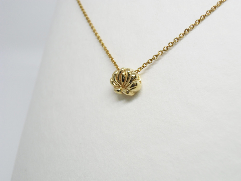 【送料無料】ハンガリーの刺繍モチーフネックレスYG plated