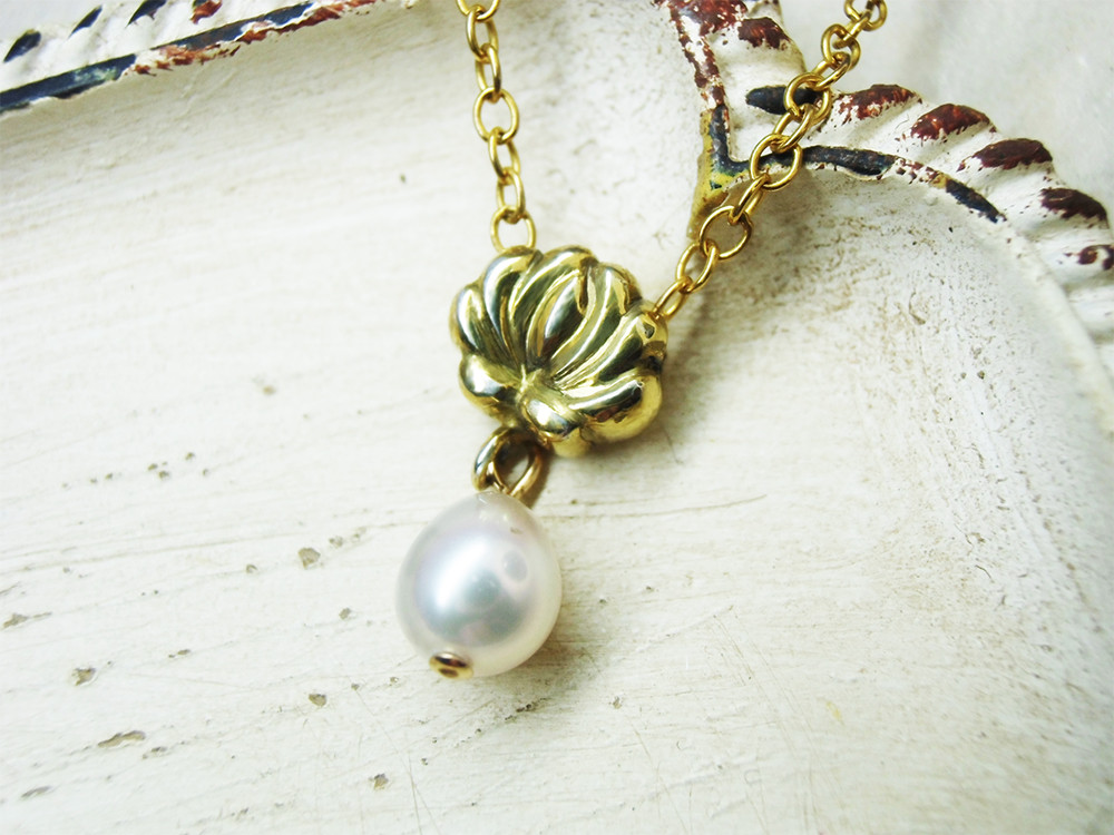 【送料無料】ハンガリーの刺繍モチーフネックレスホワイトパールYG plated