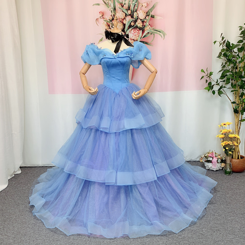 シンデレラのウェディングドレス、キラキラ、オフショルダー