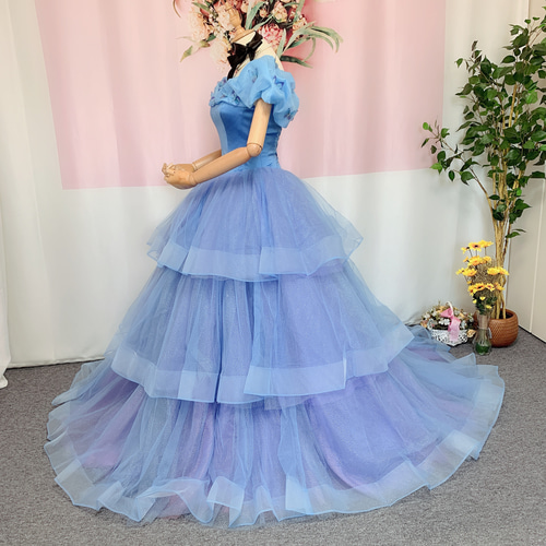 シンデレラのウェディングドレス、キラキラ、オフショルダー