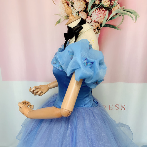 シンデレラのウェディングドレス、キラキラ、オフショルダー