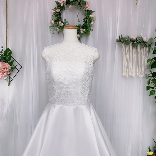 Aライン ウェディングドレス 高級なサテンドレス レーストップス