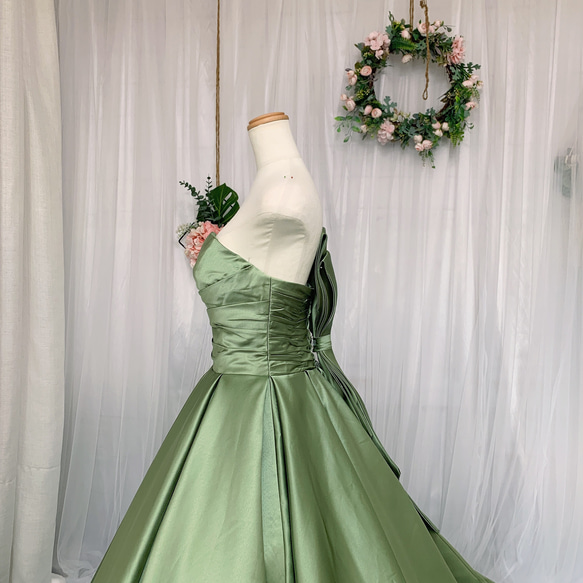 グリーンカラードレス、サテンカラードレス、ウェディングドレス、リボン、オーダーメイドドレス、ハンドメイド　ウェディング 5枚目の画像