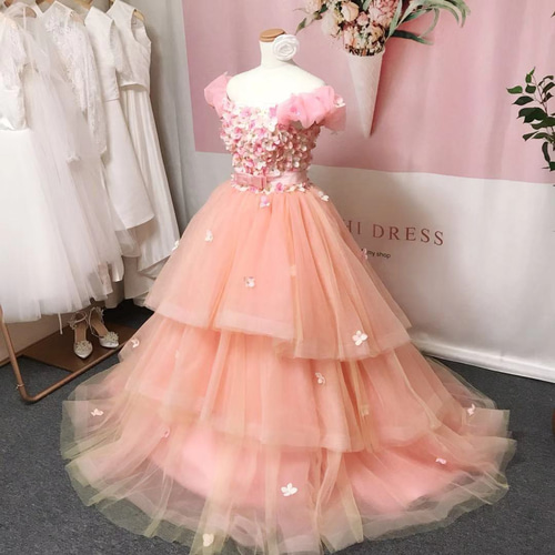 オフショルダー 花びら　ウェディングドレス　二次会　前撮り 花びらカラードレス、ウェディングドレス、オフショルダー、結婚式